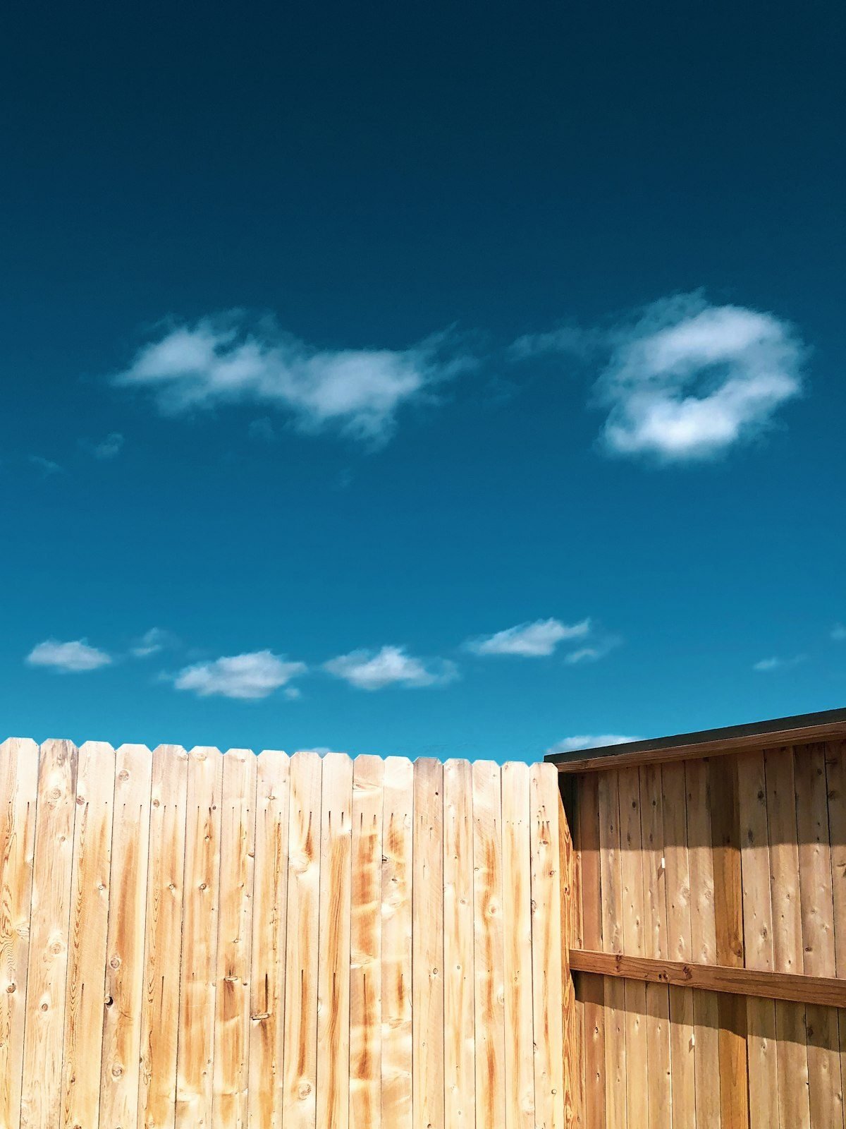 2026 Fence Trends: Horizontal Slats, Dark Tones and Mixed Materials